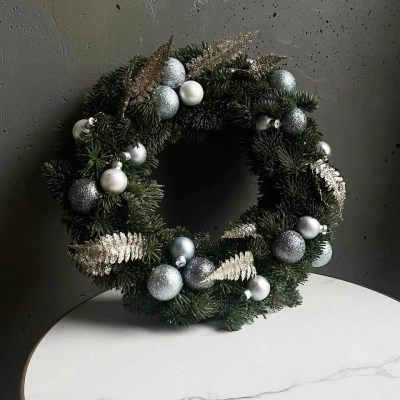 Настольный венок из живой ели с украшениями