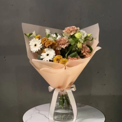 Авторский букет в кремовых тонах с яркими акцентами