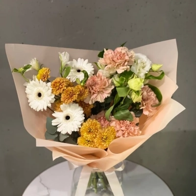 Авторский букет в кремовых тонах с яркими акцентами