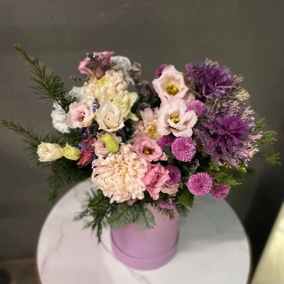 Композиция в яркой шляпной коробке с хвоей