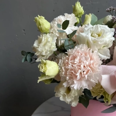 Композиция в шляпной коробке с ажурными розами