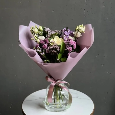 Авторский букет в яркой упаковке с брассикой