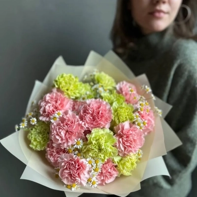 Букет из гвоздик и ромашек