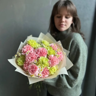 Букет из гвоздик и ромашек