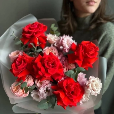 Трио-букет с розами сорта Nina и пионовидными розами сорта Juliet Трио-букет с розами сорта Nina и пионовидными розами сорта Juliet