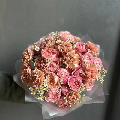 Трио-букет с персиковыми пионовидными розами "Карамельное кружево"