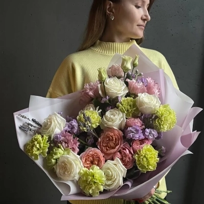 Сочный букет с лавандой и садовыми розами