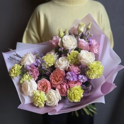 Сочный букет с лавандой и садовыми розами