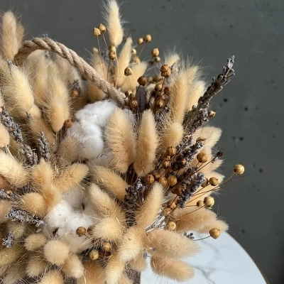 Натуральный букет сухоцветов со льном в деревянном ящике