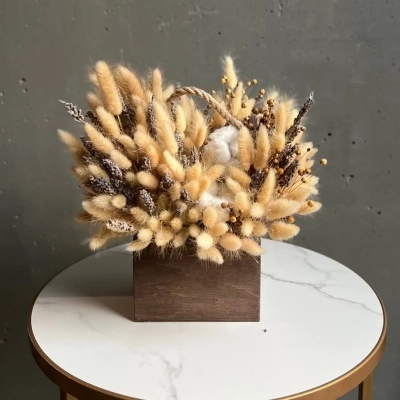 Натуральный букет сухоцветов со льном в деревянном ящике