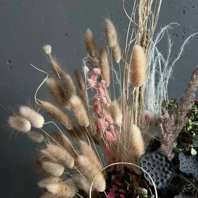 Композиция из сухоцветов в кашпо с лотосом