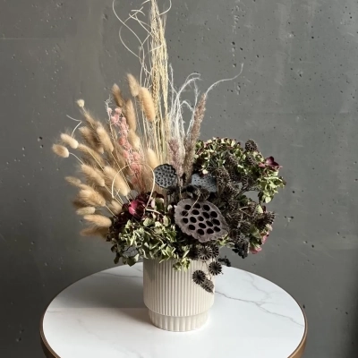 Композиция из сухоцветов в кашпо с лотосом