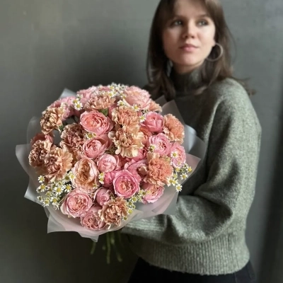 Трио-букет с персиковыми пионовидными розами "Карамельное кружево"