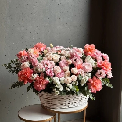 Изысканная композиция в корзине «Жемчужное сияние»