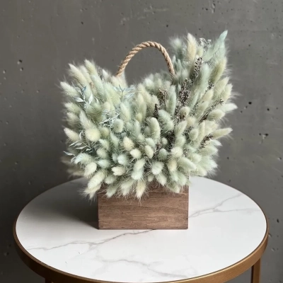 Натуральный букет сухоцветов с голубым лагурусом деревянном ящике