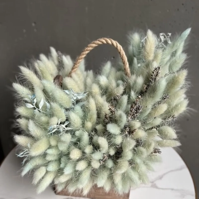 Натуральный букет сухоцветов с голубым лагурусом деревянном ящике