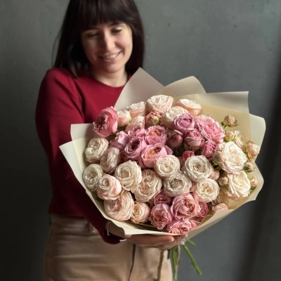 Сливочный букет из персиковых и кремовых пионовых роз Сливочный букет из персиковых и кремовых пионовых роз