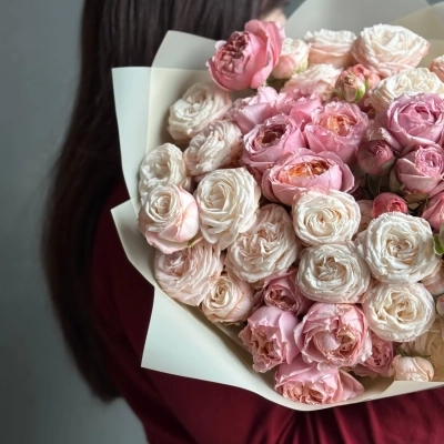 Сливочный букет из персиковых и кремовых пионовых роз