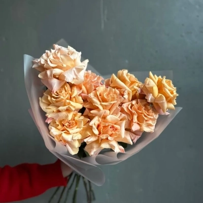 Эффектный букет из роз сорта Shimmer