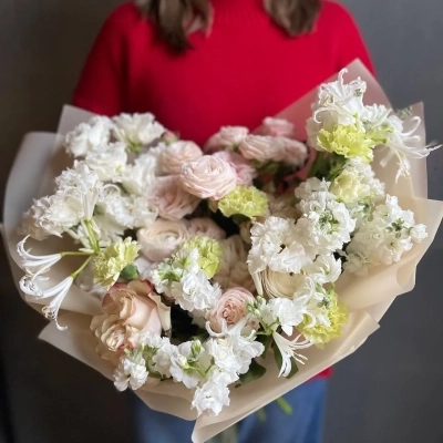 Букет с ароматной маттиолой и пионовыми розами Букет с ароматной маттиолой и пионовыми розами