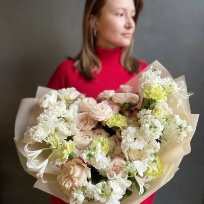 Букет с ароматной маттиолой и пионовыми розами Букет с ароматной маттиолой и пионовыми розами