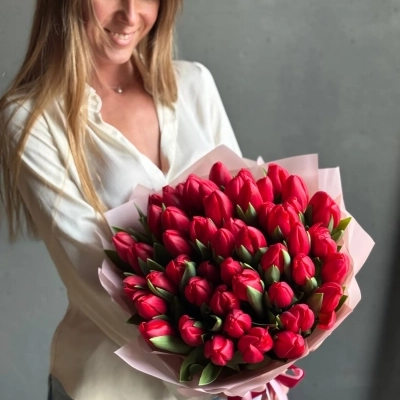 Монобукет красных тюльпанов сорта Иль Де Франс