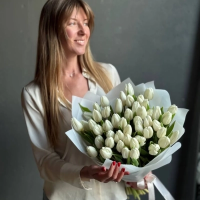 Монобукет белых тюльпанов сорта Антарктика
