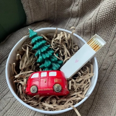 Подарочный набор с интерьерными свечами "Праздник к нам приходит"