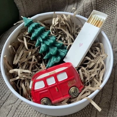 Подарочный набор с интерьерными свечами "Праздник к нам приходит" Подарочный набор с интерьерными свечами "Праздник к нам приходит"