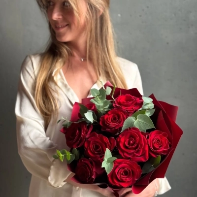 Букет ароматных бордовых роз с эвкалиптом Букет ароматных бордовых роз с эвкалиптом