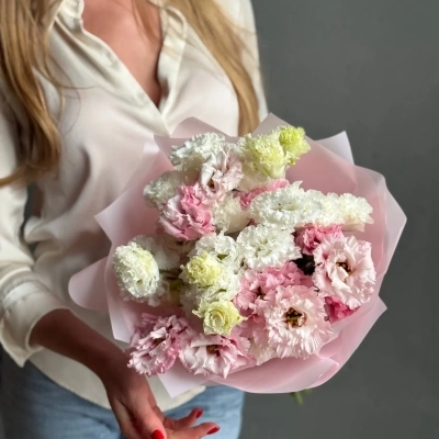 Нежный букет белых и розовых лизиантусов (эустом)