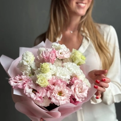 Нежный букет белых и розовых эустом Нежный букет белых и розовых эустом