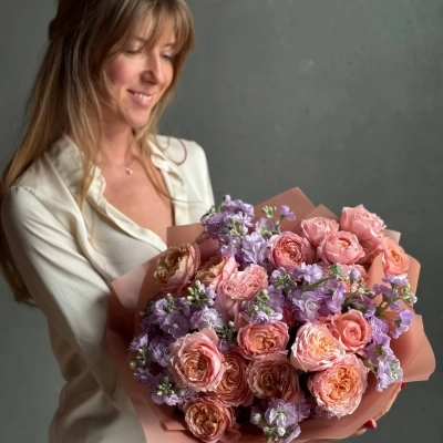 Букет пионовидных роз с маттиолой Букет пионовидных роз с маттиолой