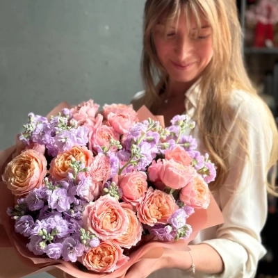 Букет пионовидных роз с маттиолой Букет пионовидных роз с маттиолой