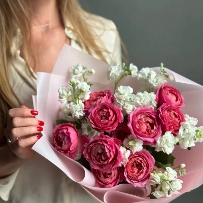 Яркие пионовидные розы с маттиолой Яркие пионовидные розы с маттиолой