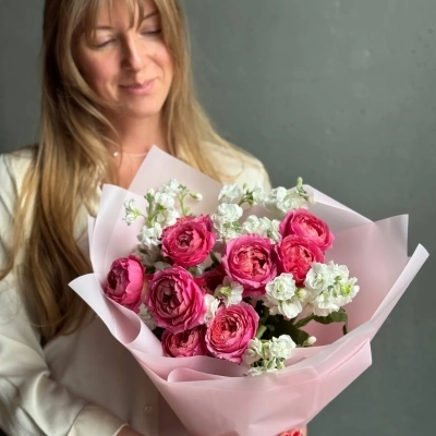 Яркие пионовидные розы с маттиолой Яркие пионовидные розы с маттиолой