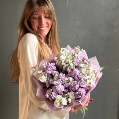 Воздушный букет душистой маттиолы Воздушный букет душистой маттиолы