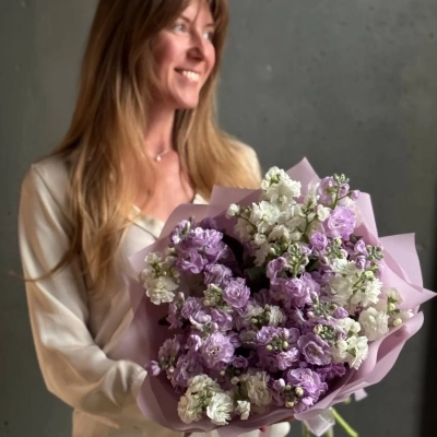 Воздушный букет душистой маттиолы Воздушный букет душистой маттиолы