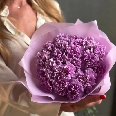 Букет из сортовых гвоздик фиолетового оттенка