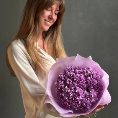 Букет из сортовых гвоздик фиолетового оттенка