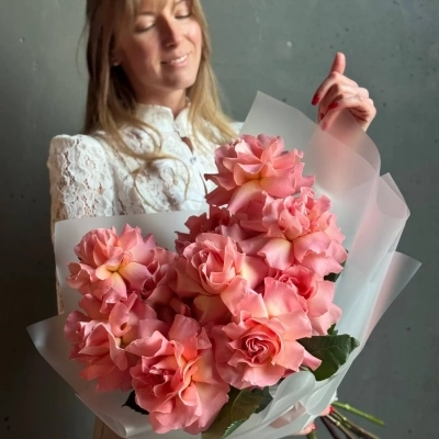 Букет персиковых вывернутых роз сорта Hermosa Букет персиковых вывернутых роз сорта Hermosa