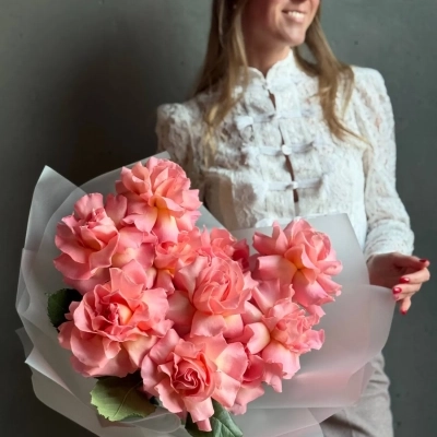 Букет персиковых вывернутых роз сорта Hermosa Букет персиковых вывернутых роз сорта Hermosa