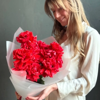 Букет мраморных красных роз сорта Вайлд Кэт Букет мраморных красных роз сорта Вайлд Кэт