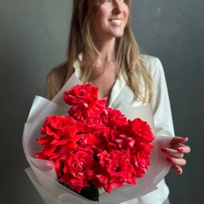 Букет мраморных алых роз сорта Wild Cat 