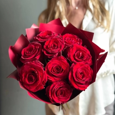Букет бордовых классических роз сорта Ред Наоми