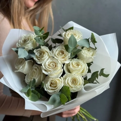 Монобукет белоснежных роз сорта Плайя Бланка