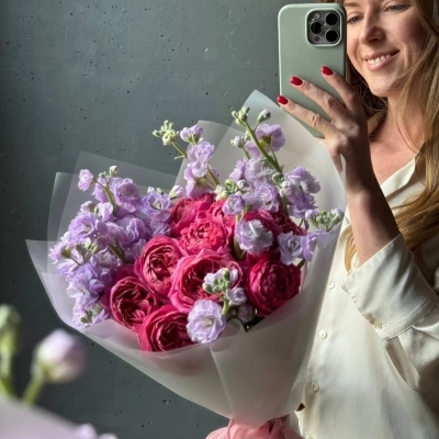 Ароматный букет с пионовидными розами и лавандовой маттиолой