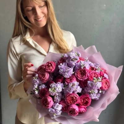 Букет яркой кустовой розы и ароматной маттиолы