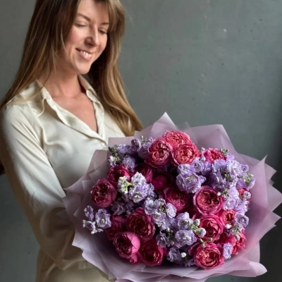 Букет яркой кустовой розы и ароматной маттиолы