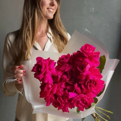 Букет малиновых роз сорта Pink Floyd